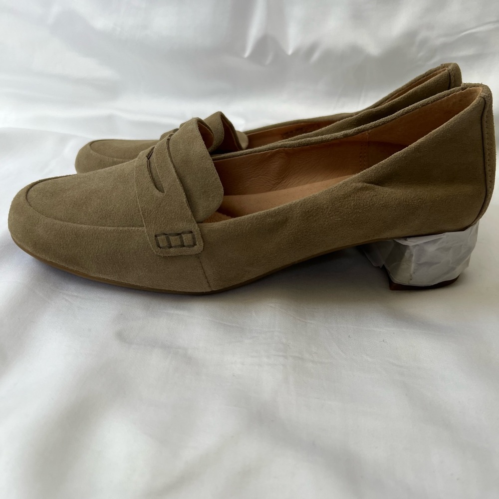 UGG Australia Suede Loafer Size 9 in taupe
